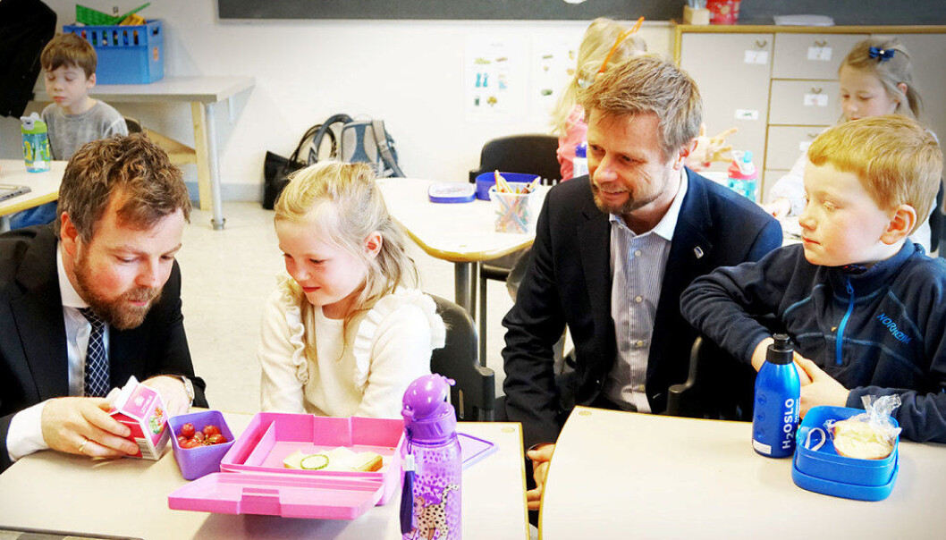 Kunnskapsminister Torbjørn Røe Isaksen og helse- og omsorgsminister Bent Høie inspiserer matboksene til Julia og Sigurd. På Eiksmarka skole har elevene minimum 20 minutter til å spise, slik statsrådene ønsker det skal være. Foto: Marianne Ruud Kunnskapsminister Torbjørn Røe Isaksen og helse- og omsorgsminister Bent Høie inspiserer matboksene til Julia og Sigurd. På Eiksmarka skole har elevene minimum 20 minutter til å spise, slik statsrådene ønsker det skal være. Foto: Marianne Ruud