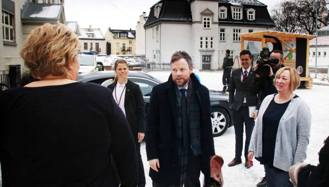 Kunnskapsminister Torbjørn Røe Isaksen i samtale med statsminister Erna Solberg og rektor ved Sofienberg skole, Wenche Savalon. Foto: Jørgen Jelstad. Kunnskapsminister Torbjørn Røe Isaksen i samtale med statsminister Erna Solberg og rektor ved Sofienberg skole, Wenche Savalon. Foto: Jørgen Jelstad.