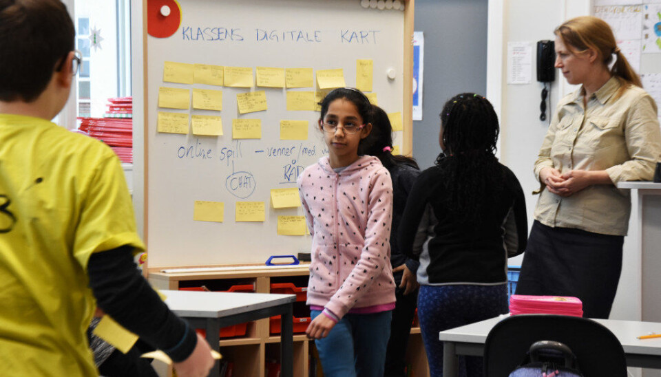 Barna i 4B ved Sinsen skole i Oslo er enige om at mobbing og utestenging på nettet er like uakseptabelt som mobbing og utestenging i andre sammenhenger. Her har Laura Jane NdHlovu skrevet sitt råd på en gul lapp og festet den på tavla. Foto: Kirsten Ropeid