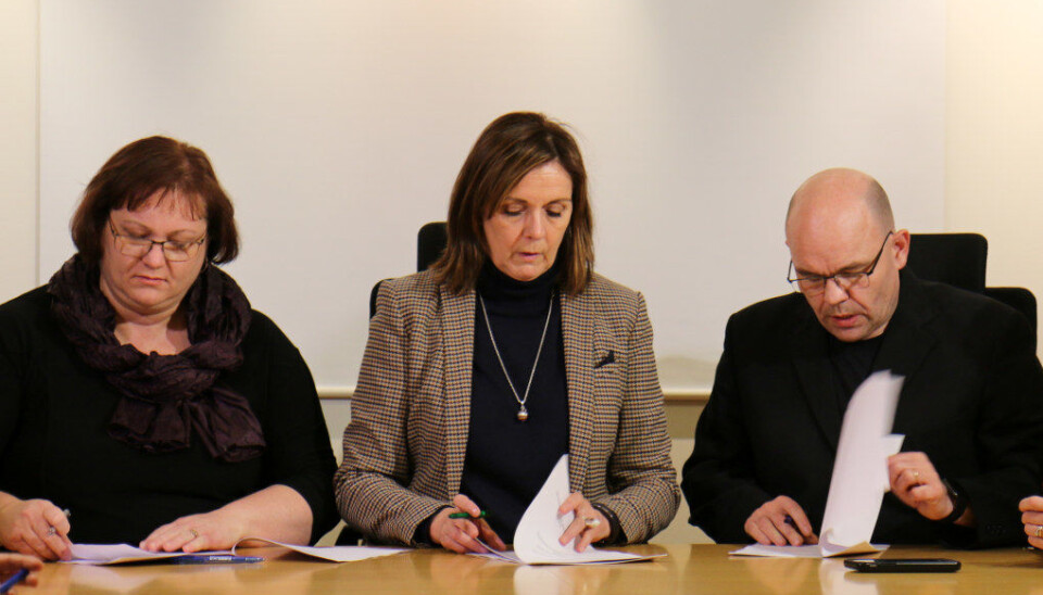 29. november vart tariffavtalen underteikna av kommunane sin forhandlingsleiar Inga Rún Ólafsdóttir (til venstre), riksmeklar Bryndís Hlöðversdóttir og Olafur Loftsson, leiar for grunnskulelærarane. Måndag denne veka vart det klart at fleirtalet av grunnskulelærarane røysta ja. Foto Aðalbjörn Sigurðsson 29. november vart tariffavtalen underteikna av kommunane sin forhandlingsleiar Inga Rún Ólafsdóttir (til venstre), riksmeklar Bryndís Hlöðversdóttir og Olafur Loftsson, leiar for grunnskulelærarane. Måndag denne veka vart det klart at fleirtalet av grunnskulelærarane røysta ja. Foto Aðalbjörn Sigurðsson