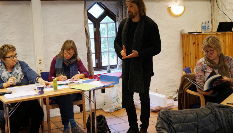 Teatersjef ved Rogaland teater, Arne Nøst, underviste i enkel scenografi med amerikanske Robert Wilson som en av inspirasjonskildene. Foto: Marianne Ruud