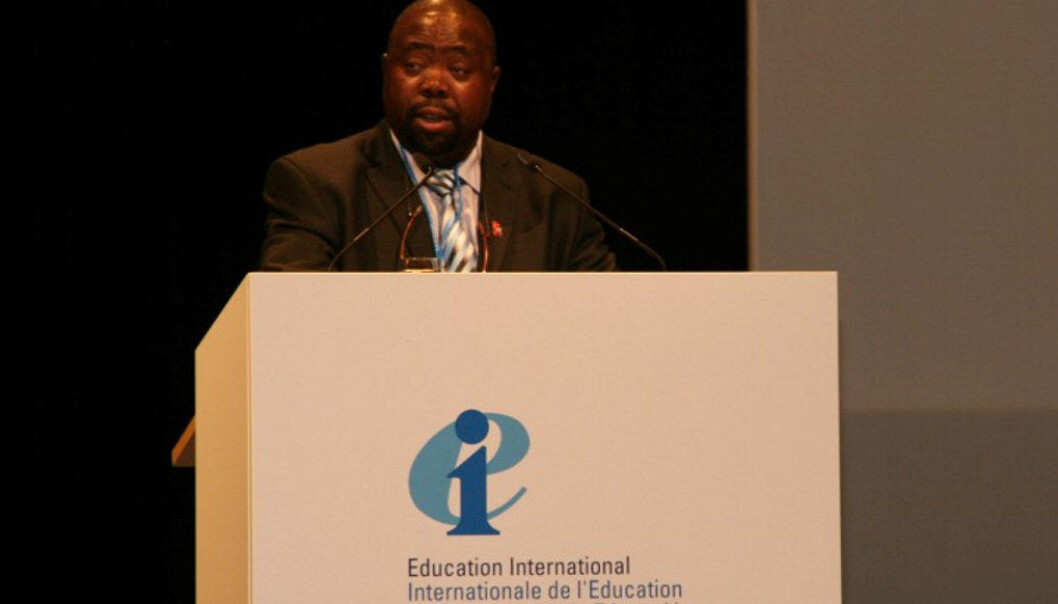 Statsråd i Sør-Afrika, Thulas Nxesi, krever at president Jacob Zuma må trekke seg. Bildet av Nxesi er tatt EIs kongress i Berlin i 2007. Foto: Frédérik Destrée, EI Statsråd i Sør-Afrika, Thulas Nxesi, krever at president Jacob Zuma må trekke seg. Bildet av Nxesi er tatt EIs kongress i Berlin i 2007. Foto: Frédérik Destrée, EI