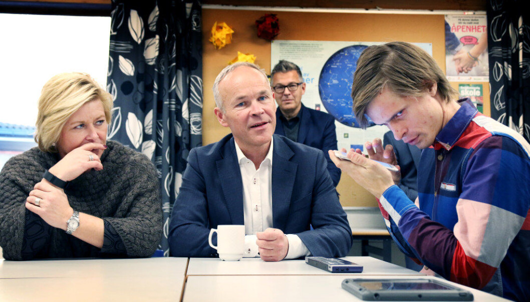 Ekspert på universell utforming i Blindeforbundet, Kristoffer Lium, demonstrerer et verktøy for svaksynte og blinde for finansminister Siv Jensen og kommunal- og moderniseringsminister Jan Tore Sanner. Foto: Jørgen Jelstad. Ekspert på universell utforming i Blindeforbundet, Kristoffer Lium, demonstrerer et verktøy for svaksynte og blinde for finansminister Siv Jensen og kommunal- og moderniseringsminister Jan Tore Sanner. Foto: Jørgen Jelstad.