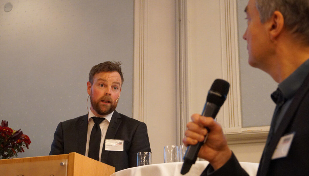 Statsråd Torbjørn Røe Isaksen (H) ble introdusert av mangeårig journalist, analytiker og tidligere Unge Høyre-politiker Aslak Bonde. «Hvem eier forskningen?» var tema da statsråden innledet til politisk debatt under Forskerforbundets konferanse i Oslo denne uken. Foto: Marianne Ruud Statsråd Torbjørn Røe Isaksen (H) ble introdusert av mangeårig journalist, analytiker og tidligere Unge Høyre-politiker Aslak Bonde. «Hvem eier forskningen?» var tema da statsråden innledet til politisk debatt under Forskerforbundets konferanse i Oslo denne uken. Foto: Marianne Ruud