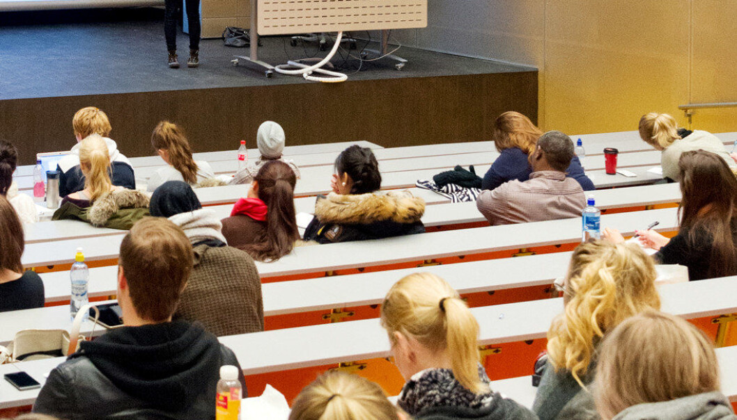 Mens flere lærere i grunnskolen i Danmark skifter jobb etter reformen og nye arbeidstidsregler, opplever elever i den videregående skolen at lærernes deres er lojale og blir i jobben livet ut. Arkivfoto: Utdanning Mens flere lærere i grunnskolen i Danmark skifter jobb etter reformen og nye arbeidstidsregler, opplever elever i den videregående skolen at lærernes deres er lojale og blir i jobben livet ut. Arkivfoto: Utdanning