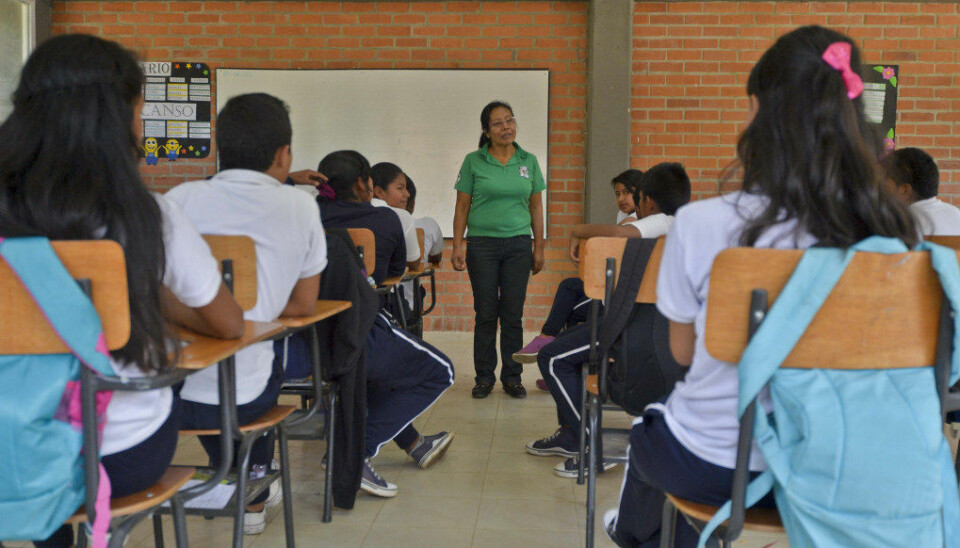 Lærer Alina Zamori forklarer for elevene sine konflikten mellom FARC og regjeringen for elevene på skolen i Toribio i Colombia. I dag jobber norske skoleelever for at elever i Colombia skal få en tryggere hverdag. Foto: AFP