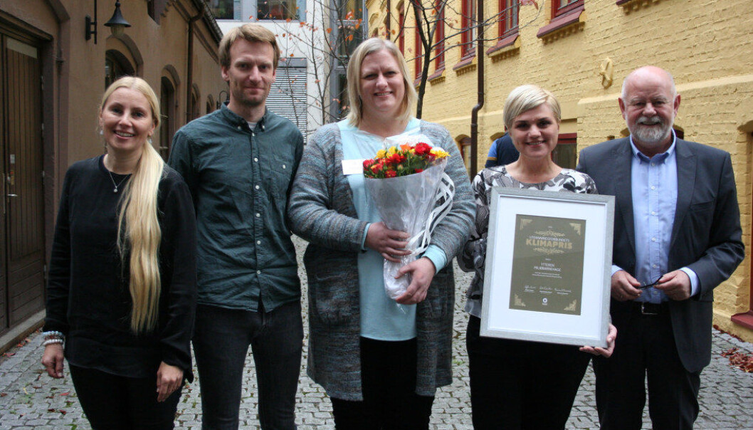 Glade vinnere av klimaprisen sammen med juryen. (F.v. ) Monika Rimestad, Tryg, Audun Johnsen, Naturvernforbundet, Mariann Winnberg og Ann Kristin Storvik, Ytteren miljøbarnehage og Terje Skyvulstad, nestleder i Utdanningsforbundet. Foto: Kjersti Mosbakk Glade vinnere av klimaprisen sammen med juryen. (F.v. ) Monika Rimestad, Tryg, Audun Johnsen, Naturvernforbundet, Mariann Winnberg og Ann Kristin Storvik, Ytteren miljøbarnehage og Terje Skyvulstad, nestleder i Utdanningsforbundet. Foto: Kjersti Mosbakk