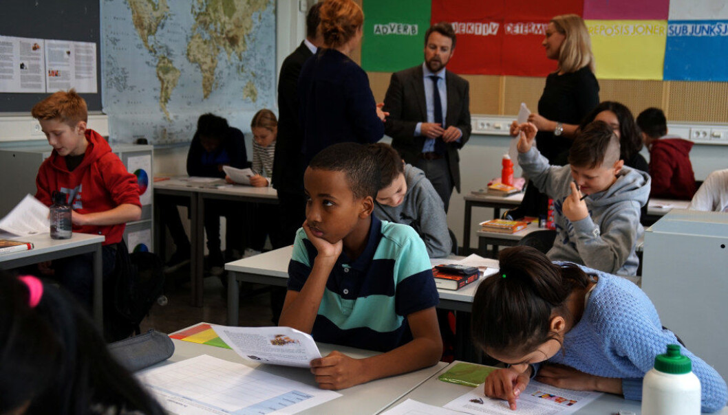 Statsråd Torbjørn Røe Isaksen (H) besøker her 7. klasse ved Sinsen skole, og snakker med (f.v): assisterende rektor Siri Ytterstad, rektor Jan Petter Braathen og lærer Hilde Sollie. Foto: Marianne Ruud Statsråd Torbjørn Røe Isaksen (H) besøker her 7. klasse ved Sinsen skole, og snakker med (f.v): assisterende rektor Siri Ytterstad, rektor Jan Petter Braathen og lærer Hilde Sollie. Foto: Marianne Ruud