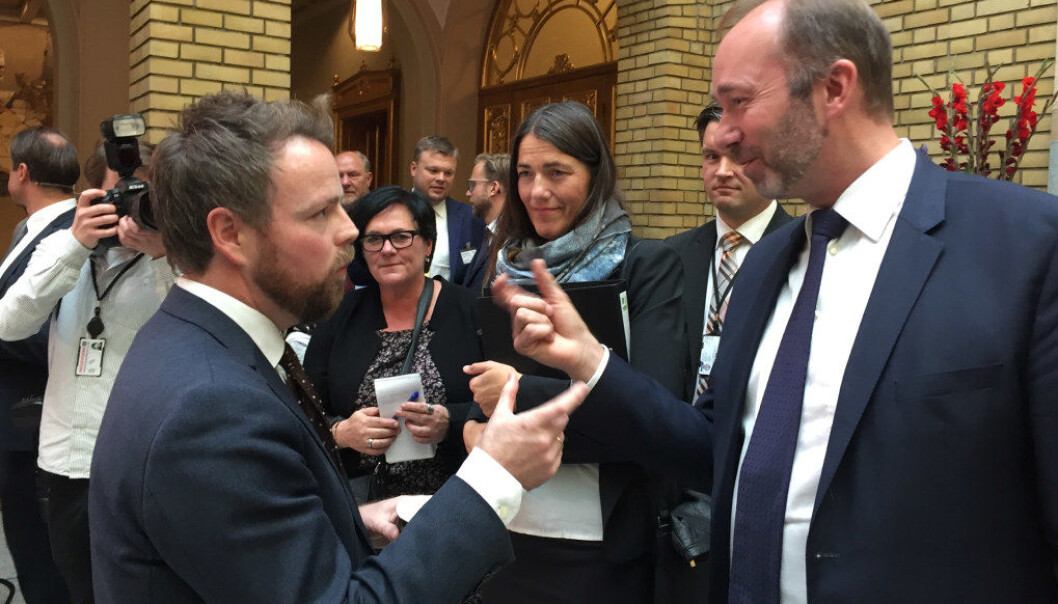 Trond Giske (Ap) og Torbjørn Røe Isaksen (H) diskuterte regjeringens satsing på kunnskapssektoren i vandrehallen på Stortinget i dag. Foto: Kari Oliv Vedvik Trond Giske (Ap) og Torbjørn Røe Isaksen (H) diskuterte regjeringens satsing på kunnskapssektoren i vandrehallen på Stortinget i dag. Foto: Kari Oliv Vedvik