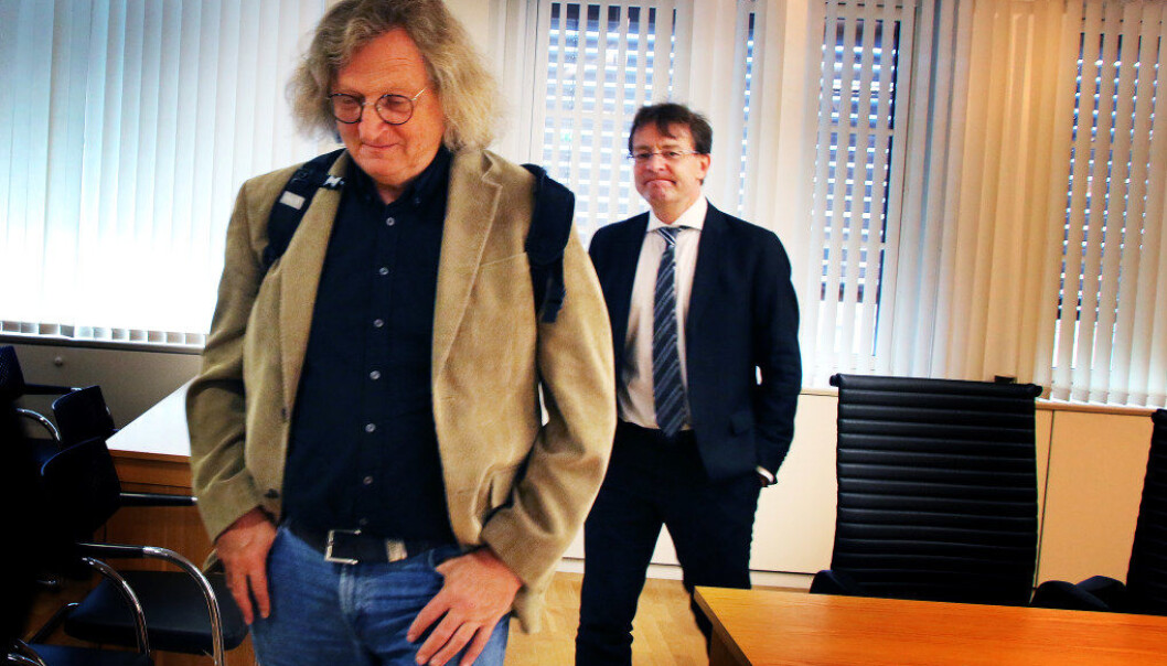En prinsipiell sak om overtidsbetaling ble rundet av i Arbeidsretten i Oslo torsdag. Her forlater Rasmus Gjestland i Utdanningsforbundet rettslokalet, mens advokat Christopher Hansteen står i bakgrunnen. Foto: Jørgen Jelstad. En prinsipiell sak om overtidsbetaling ble rundet av i Arbeidsretten i Oslo torsdag. Her forlater Rasmus Gjestland i Utdanningsforbundet rettslokalet, mens advokat Christopher Hansteen står i bakgrunnen. Foto: Jørgen Jelstad.