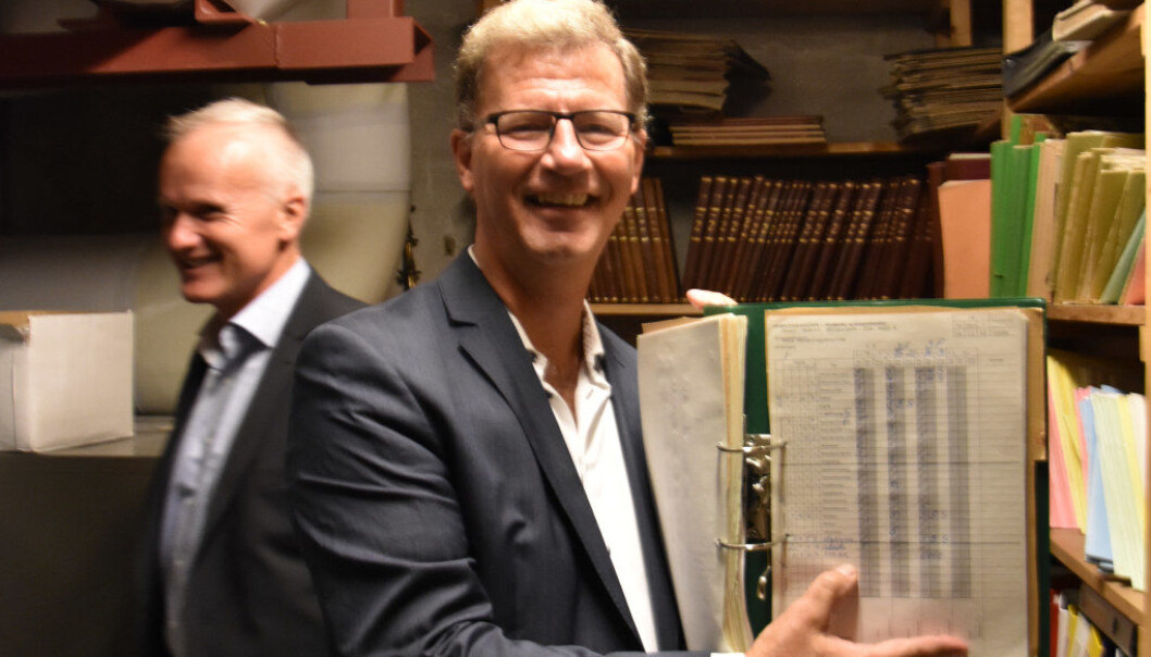 Nå skal elevmappene til Oslo-skolen digitaliseres. Oslos finansbyråd Robert Steen (bildet) fant raskt sin mappe fra da han gikk ut fra Oslo handelsgymnasium i 1980. Foto: Kirsten Ropeid Nå skal elevmappene til Oslo-skolen digitaliseres. Oslos finansbyråd Robert Steen (bildet) fant raskt sin mappe fra da han gikk ut fra Oslo handelsgymnasium i 1980. Foto: Kirsten Ropeid