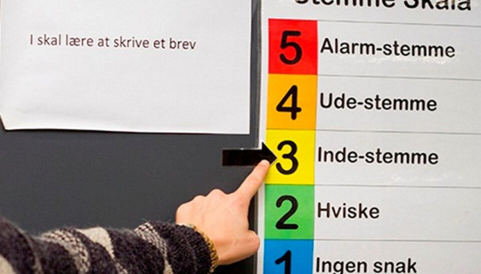Skolen bruker en stemmeskala, som forteller med farger og tall hvor høyt man får lov å snakke. Foto: Aarhus kommune