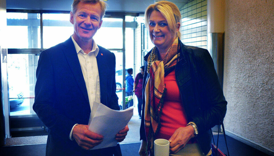 Jan Egeland ble tatt imot av Gina Lund, direktør i VOX. Foto: Marianne Ruud