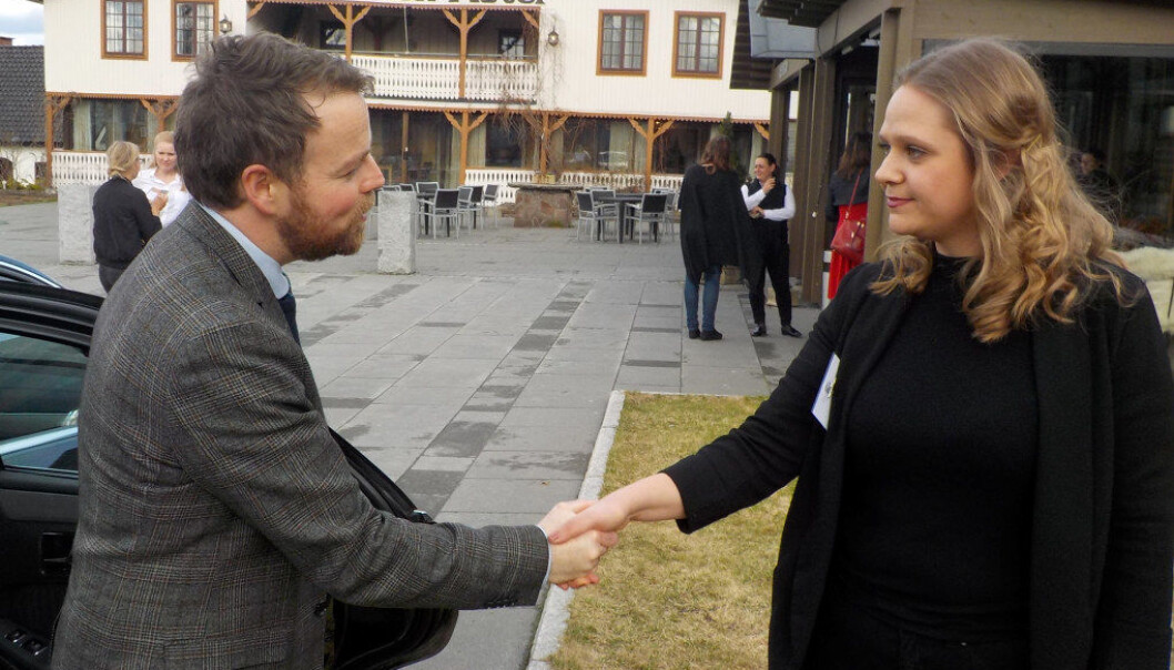 Studentleder Silje Mari Bentzen hilser på statsråd Torbjørn Røe Isaksen i forbindelse med landsmøtet til Pedagogstudentene i Utdanningsforbundet. Foto: Fred Harald Nilssen Studentleder Silje Mari Bentzen hilser på statsråd Torbjørn Røe Isaksen i forbindelse med landsmøtet til Pedagogstudentene i Utdanningsforbundet. Foto: Fred Harald Nilssen