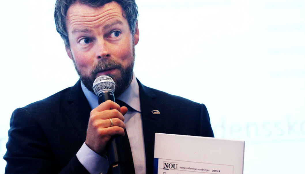 Regjeringen har fulgt opp Ludvigsens-utvalgets utredninger med en stortingsmelding. På bildet har kunnskapsminister Torbjørn Røe Isaksen nettopp fått rapport nummer to fra Ludvigsen-utvalget sommeren 2015. Foto: Jørgen Jelstad Regjeringen har fulgt opp Ludvigsens-utvalgets utredninger med en stortingsmelding. På bildet har kunnskapsminister Torbjørn Røe Isaksen nettopp fått rapport nummer to fra Ludvigsen-utvalget sommeren 2015. Foto: Jørgen Jelstad