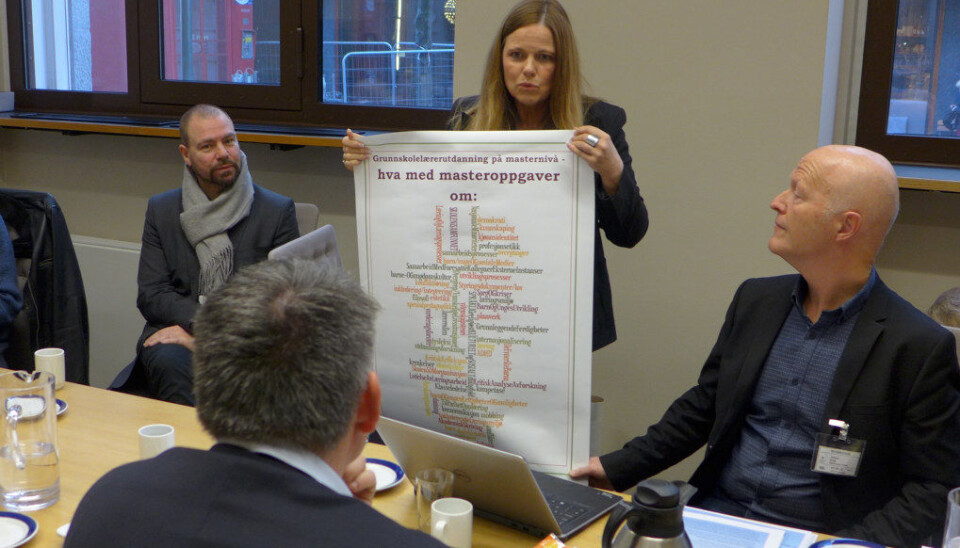 Hilde Afdal fra Høgskolen i Østfold sammen med Arne Jordet fra Høgskolen i Hedmark (t.h). De overrakte innspill til ny master i form av en plakat, til statssekretær Bjørn Haugstad. Foto: Marianne Ruud.