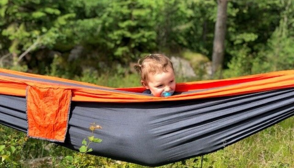 Arwen Victoria Weder-Jensen sover daglig i hengekøye, utendørs. Foto: Nora Borgen Govertsen