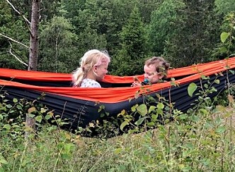 Her har Arwen Victoria Weder-Jensen fått lekeselskap av Isabella Michelle Davidsen-Hunt. Foto: Nora Borgen Govertsen Her har Arwen Victoria Weder-Jensen fått lekeselskap av Isabella Michelle Davidsen-Hunt. Foto: Nora Borgen Govertsen
