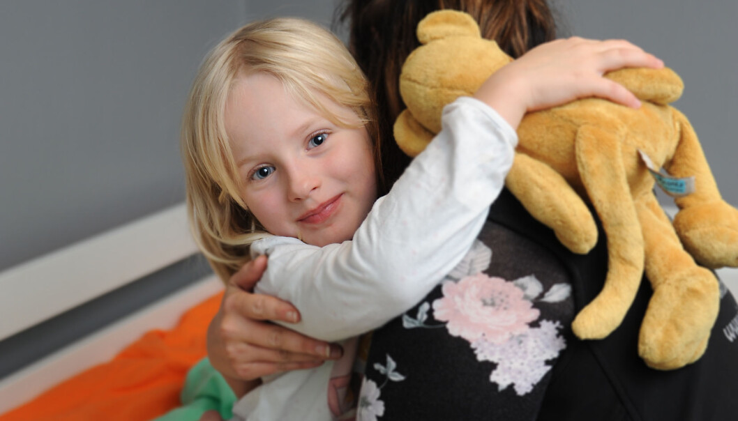Thea Krantz (6) får en nattaklem av barnepleier Sara Sandberg i Sjöelefanten barnehage i Göteborg, som har døgnåpent for foreldre som jobber skiftarbeid. Foto: Marianne Otterdahl-Jensen Thea Krantz (6) får en nattaklem av barnepleier Sara Sandberg i Sjöelefanten barnehage i Göteborg, som har døgnåpent for foreldre som jobber skiftarbeid. Foto: Marianne Otterdahl-Jensen