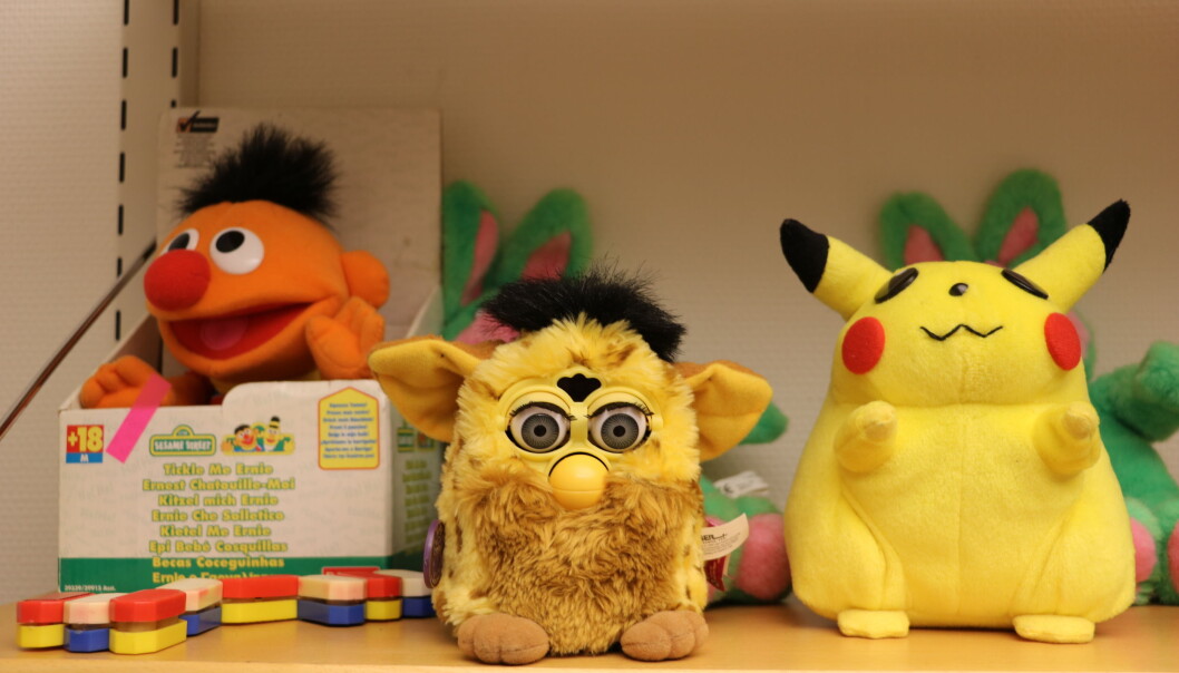 Kanskje kjenner du igjen noen av disse figurene fra samlingen på over 2 500 leker som nå skal stilles ut på Oslo Met? Erling fra Sesam Stasjon, Pikachu fra Pokémon og snakkende Furby fra 90-tallet. Foto: Line Fredheim Storvik Kanskje kjenner du igjen noen av disse figurene fra samlingen på over 2 500 leker som nå skal stilles ut på Oslo Met? Erling fra Sesam Stasjon, Pikachu fra Pokémon og snakkende Furby fra 90-tallet. Foto: Line Fredheim Storvik