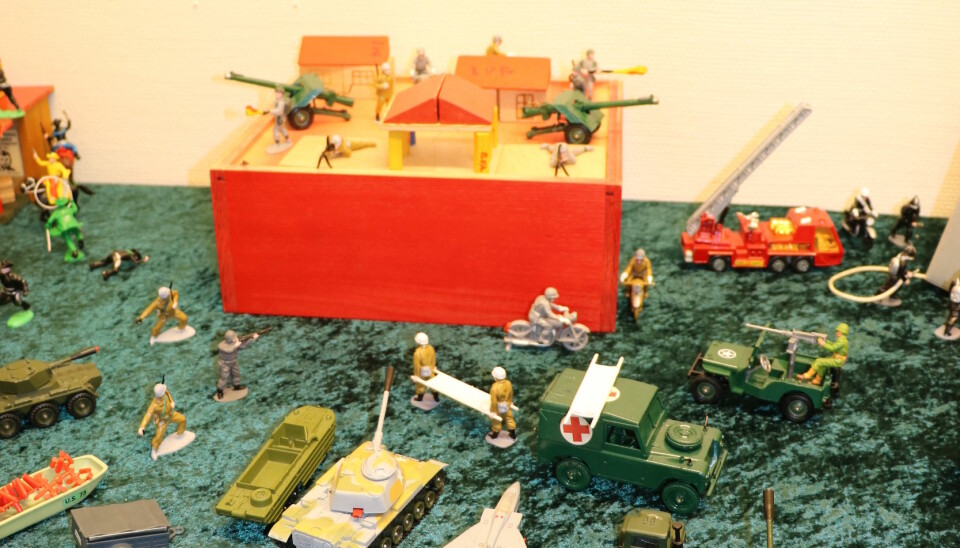 Det var ingen forbud mot krigsleker på 70-tallet. Disse er fra britiske Corgi Toys. Foto: Line Fredheim Storvik