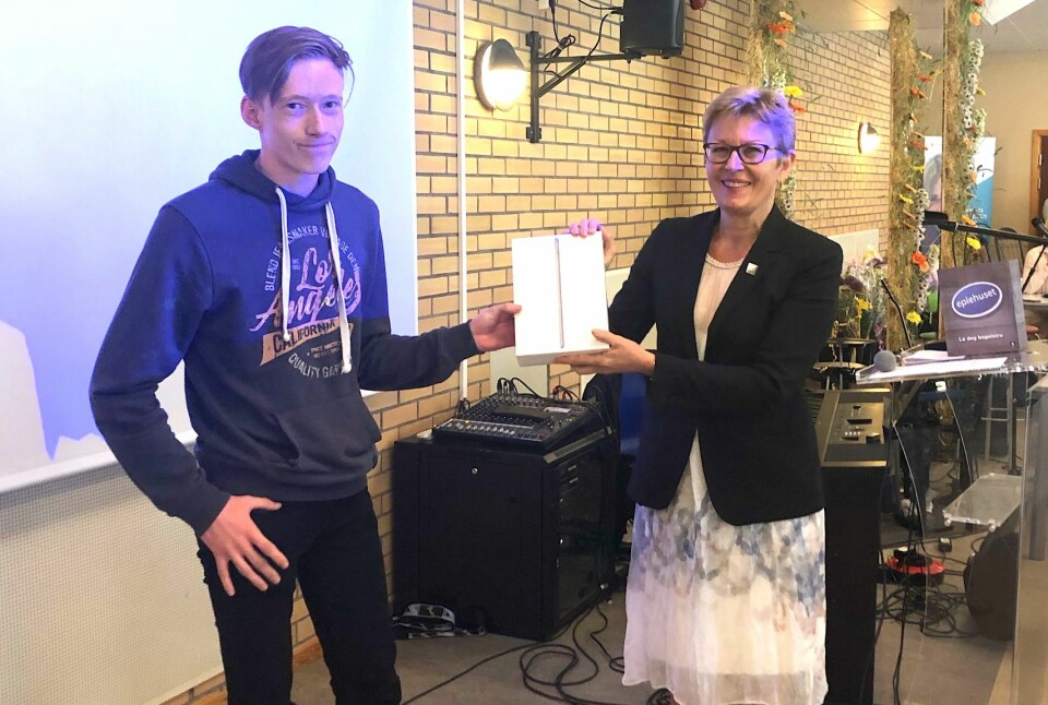 Rektor Anne Johanne Guldvik overrekker en iPad til Vetle S. Bjurstrøm etter at han kom seg gjennom skoleåret uten fravær. Foto: Hans Skjong