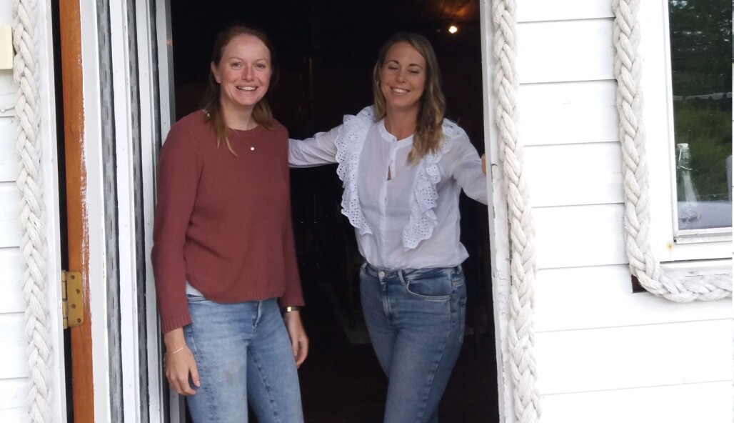 Målet med å ha foreldremøtet i Vigmostad barnehage på låven var å skape en sosial arena som var mindre formell, forteller foreldrerepresentant May-Linn Meijer og enhetsleder Linn Therese Røysland.
Foto: Vigmostad barnehage Målet med å ha foreldremøtet i Vigmostad barnehage på låven var å skape en sosial arena som var mindre formell, forteller foreldrerepresentant May-Linn Meijer og enhetsleder Linn Therese Røysland.
Foto: Vigmostad barnehage