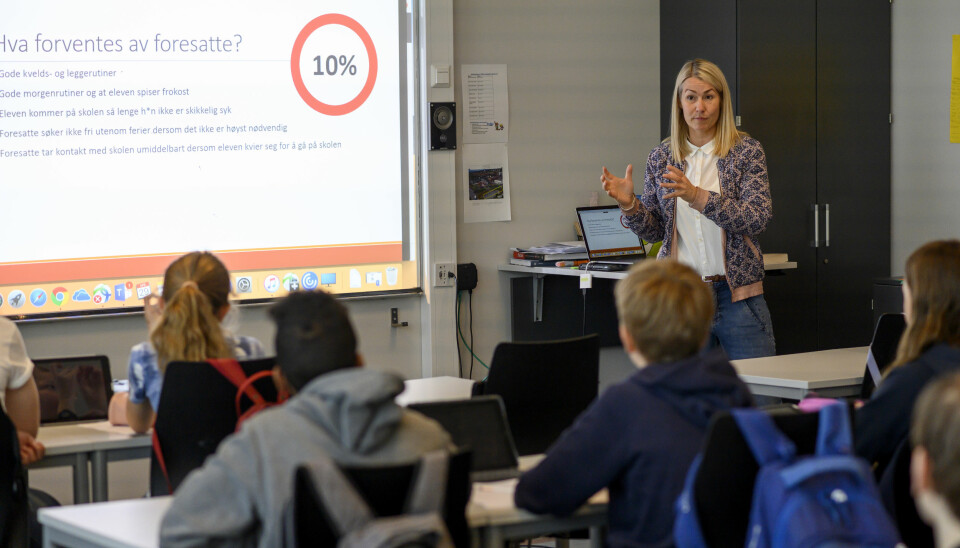 Silje Tjersland bruker ti minutter i hver klasse for å fortelle om hva det innebærer å være en nærværsskole skole, og om hva som skjer hvis fraværet nærmer seg 10 prosent. Foto: Erik M. Sundt