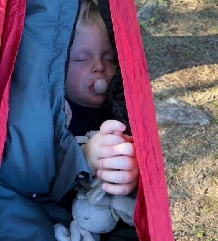 Aslak Grostøl, tar seg en velfortjent hvil, med smokke og kosedyr.S