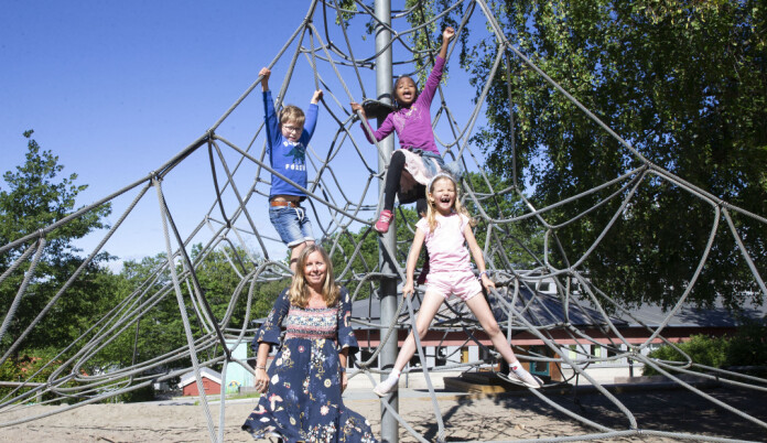 Lek er viktig skal man lærer og barnehagelæreren Johanna sørger for mer lek på Hagaløkka skole. Lea Eine og Samawada. Foto: Eva Groven Lek er viktig skal man lærer og barnehagelæreren Johanna sørger for mer lek på Hagaløkka skole. Lea Eine og Samawada. Foto: Eva Groven