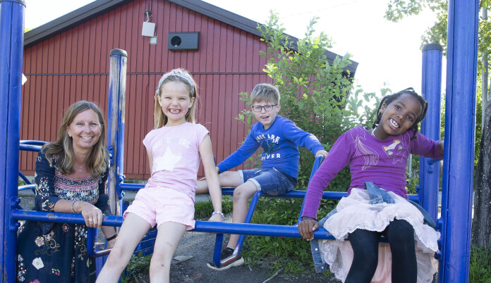 Disse elevene har blitt godt kjent med skolegården. Overgangslærer Johanna sammen med Lea (t.v.) Eine og Samawada. Foto: Eva Groven Disse elevene har blitt godt kjent med skolegården. Overgangslærer Johanna sammen med Lea (t.v.) Eine og Samawada. Foto: Eva Groven