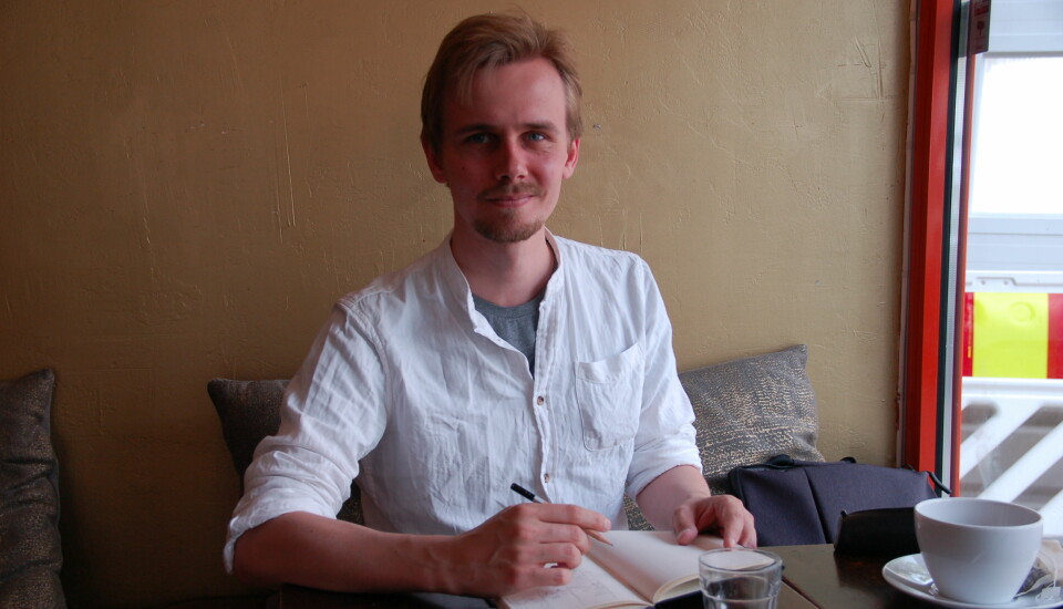 Marius Henriksen (27) kombinerer lærerjobben med å lage tegneserien 'Storefri'. Mye av inspirasjonen henter han i hverdagen. Foto: Endre Törngren Nygaard.