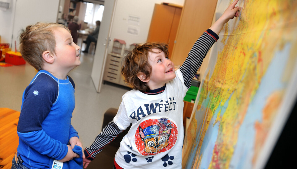 Førskolebarna Matheus Lilleby Petersen (5) (t.h.) og Brage Bakken (5) fra Semsbyen barnehage er på tilvenning på SFO på Sem skole ved Tønsberg, og alle barna setter et merke der de bor på kartet. Foto: Marianne Otterdahl- Jensen