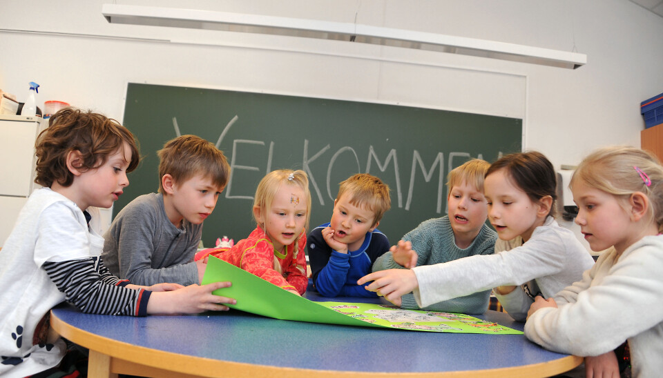 Matheus Lilleby Petersen (f.v.), Bård Adrian Birkeland Endsjø, Alma Larsen, Brage Bakken, Oskar Amandus Theigler, Iva Filippa Ibishi Hammern og Amalie Lysebakk snakker om plakaten de har laget med temaet Bukkene Bruse. De synes det er fint med tilvenning på SFO før skolestart. Foto: Marianne Otterdahl-Jensen