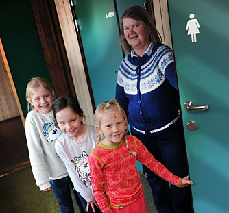 Amalie, Iva Filippa og Alma må lære seg å vente og stå i kø, når alle må på do samtidig, og SFO-leder Torill Hektoen er med. Foto: Marianne Otterdahl-Jensen Amalie, Iva Filippa og Alma må lære seg å vente og stå i kø, når alle må på do samtidig, og SFO-leder Torill Hektoen er med. Foto: Marianne Otterdahl-Jensen
