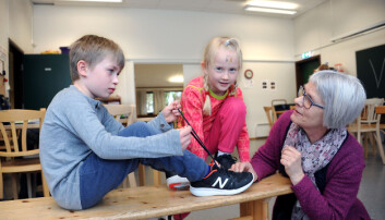 Bård Adrian (t.v.) og Alma øver på å knyte skolissene og får god hjelp av pedagogisk leder Monica Låhne i Semsbyen barnehage. Foto: Marianne Otterdahl-Jensen Bård Adrian (t.v.) og Alma øver på å knyte skolissene og får god hjelp av pedagogisk leder Monica Låhne i Semsbyen barnehage. Foto: Marianne Otterdahl-Jensen