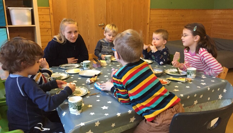 Fagarbeider Elise Lund og de andre ansatte i barnehagen har fått til gode samtaler under måltidene ved å bruke mer åpne spørsmål i stedet for lukkede spørsmål. Foto: Bakklandet barnehage