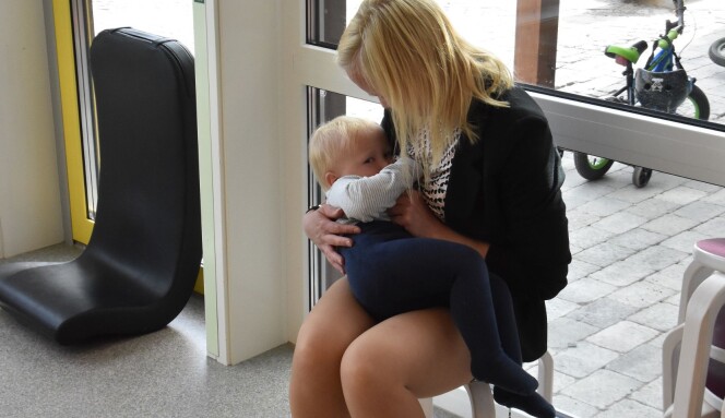 Magnus Kaasen-Ingerøyen har vært aleine i barnehagen for første gang. Gjensynet med mamma Tine Høiberget Ingerøyen blir brukt slik bare de to kan. Foto: Kirsten Ropeid Magnus Kaasen-Ingerøyen har vært aleine i barnehagen for første gang. Gjensynet med mamma Tine Høiberget Ingerøyen blir brukt slik bare de to kan. Foto: Kirsten Ropeid