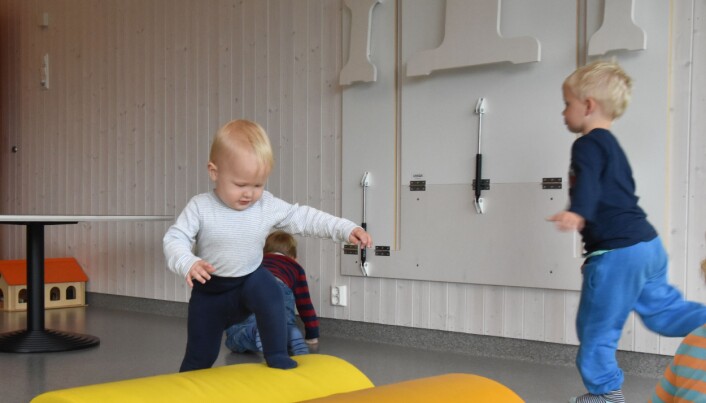 Magnus studerte de andre barnas puteleik lenge før han kasta seg uti det sjøl. Foto: Kirsten Ropeid Magnus studerte de andre barnas puteleik lenge før han kasta seg uti det sjøl. Foto: Kirsten Ropeid