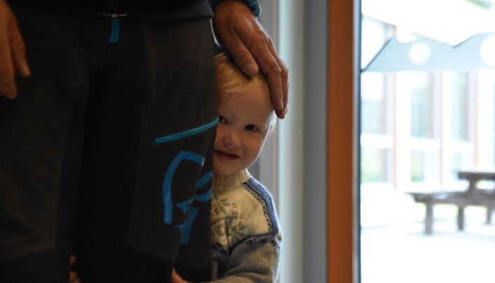 Det er første dagen Magnus er uten foreldre i barnehagen. Svært mye tid tilbringes tett inntil Vegar Abrahamsen. Foto: Kirsten Ropeid Det er første dagen Magnus er uten foreldre i barnehagen. Svært mye tid tilbringes tett inntil Vegar Abrahamsen. Foto: Kirsten Ropeid