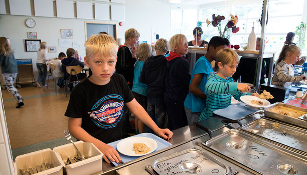 John Faritzon (til venstre) og Daniel Clarbull forsyner seg med pasta og kjøttdeig, som er dagens rett i kantinen på Odelsbergskolan i Strömstad. Svenske elever har lovfestet rett til kostnadsfrie og næringsriktige skolemåltider hver dag. Alle foto i reportasjen er tatt av Erik M. Sundt John Faritzon (til venstre) og Daniel Clarbull forsyner seg med pasta og kjøttdeig, som er dagens rett i kantinen på Odelsbergskolan i Strömstad. Svenske elever har lovfestet rett til kostnadsfrie og næringsriktige skolemåltider hver dag. Alle foto i reportasjen er tatt av Erik M. Sundt