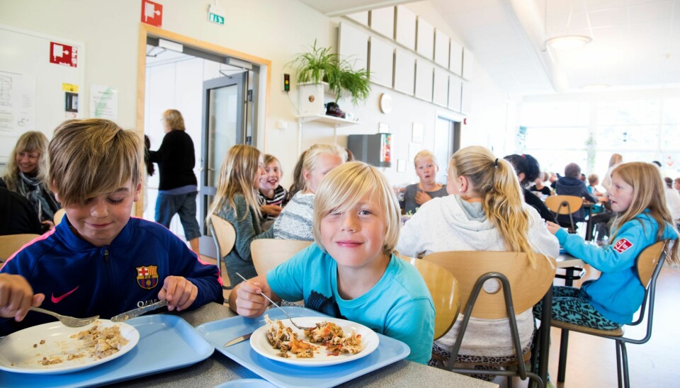 De svenske elevene er godt fornøyde med dagens servering. Foto: Erik M. Sundt