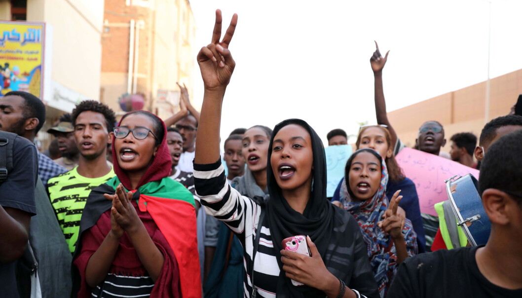 Sudanesiske studenter og elever demonstrerer mot myndighetene etter at fem elever ble drept under en protest mandag. Nå er alle barnehager og skoler stengt inntil videre. Foto: Morwan Ali/EPA Sudanesiske studenter og elever demonstrerer mot myndighetene etter at fem elever ble drept under en protest mandag. Nå er alle barnehager og skoler stengt inntil videre. Foto: Morwan Ali/EPA