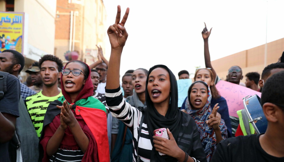 Sudanesiske studenter og elever demonstrerer mot myndighetene etter at fem elever ble drept under en protest mandag. Nå er alle barnehager og skoler stengt inntil videre. Foto: Morwan Ali/EPA