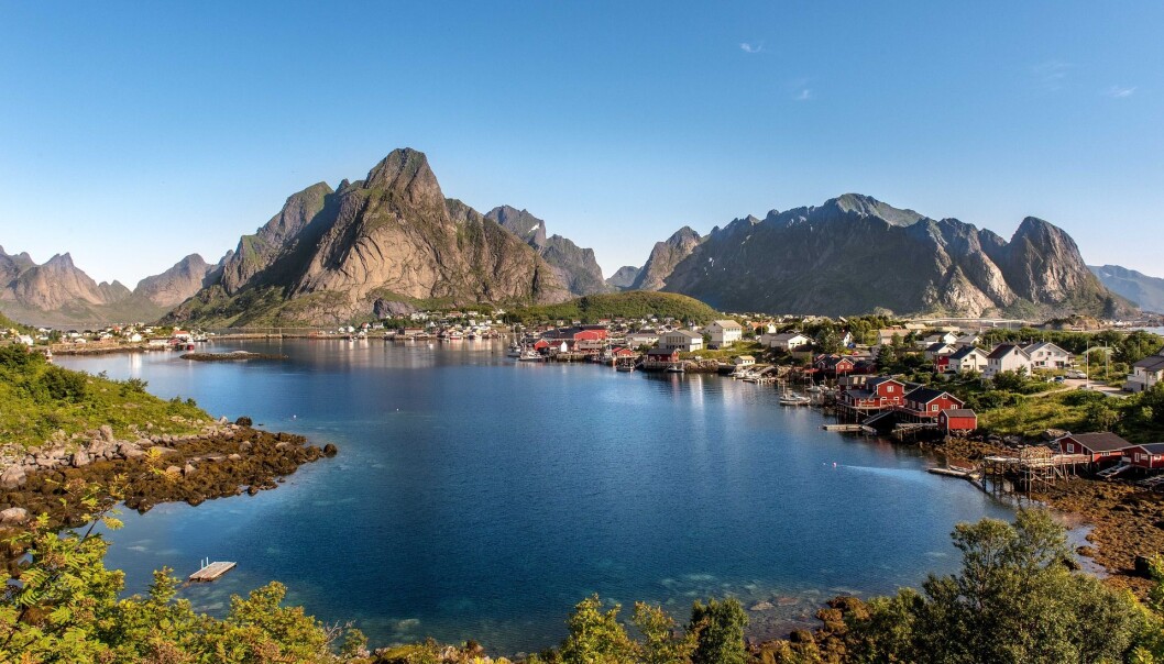 Det første som møtte meg, var et helt annerledes landskap enn det jeg hadde sett for meg. Her hang de bratte fjellene over husene og skolen der jeg skulle jobbe, skriver Kirsten Margrethe Limstrand om tiden som erstatningslærer i Lofoten på 1960-tallet. Foto: Pixabay Det første som møtte meg, var et helt annerledes landskap enn det jeg hadde sett for meg. Her hang de bratte fjellene over husene og skolen der jeg skulle jobbe, skriver Kirsten Margrethe Limstrand om tiden som erstatningslærer i Lofoten på 1960-tallet. Foto: Pixabay