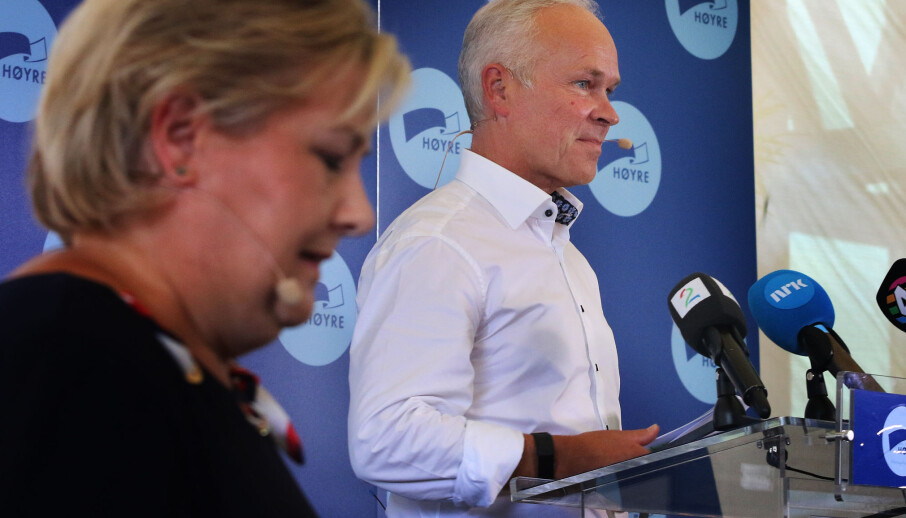 Jan Tore Sanner hadde brettet opp ermene før han inntok talerstolen.