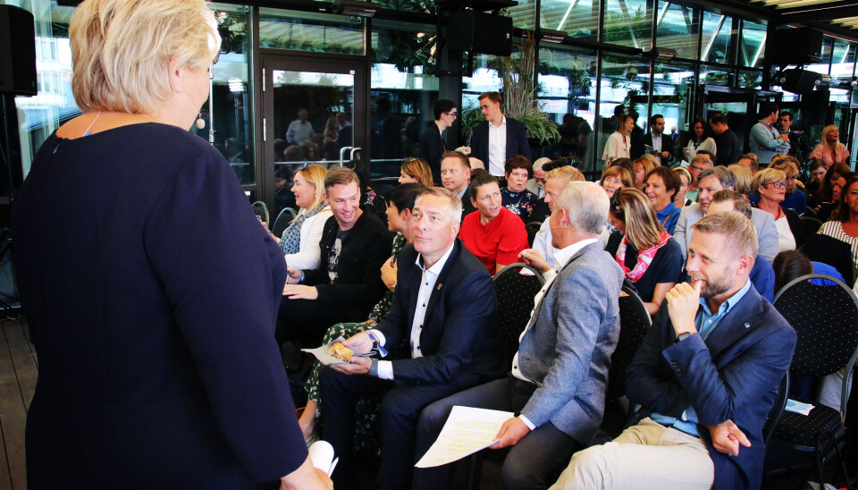 Statsråder i fleng på pressekonferansen til Høyre, blant dem helseminister Bent Høie, forsvarsminister Frank Bakke-Jensen og utenriksminister Ine Eriksen Søreide. Eneste som stilte i rødt var stortingsrepresentant Heidi Nordby Lunde.