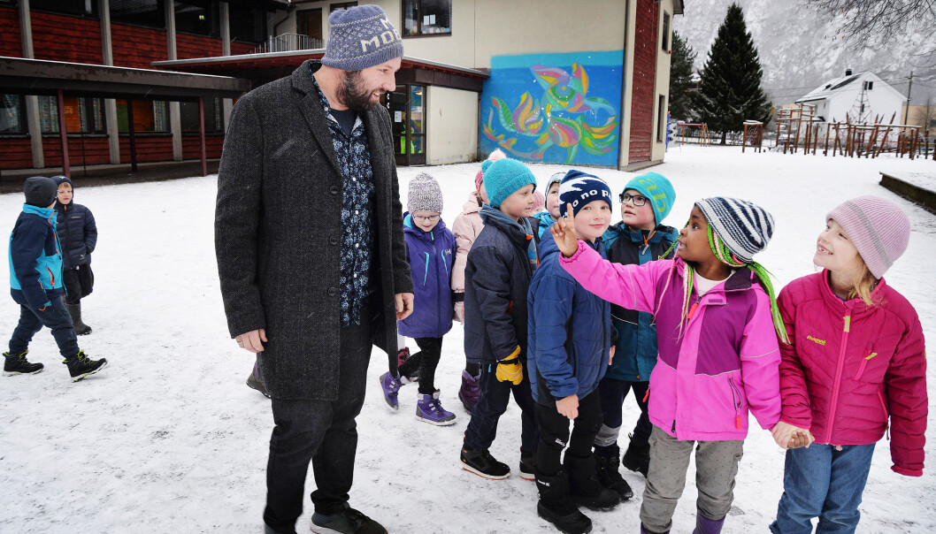 Rektor Bjarte Ramstad snakker litt om det å ha venner med førsteklassingene som skal på tur. På hodet har han tatt på seg lue med påskriften «mot mobbing». Foto: Oddrun Midtbø Rektor Bjarte Ramstad snakker litt om det å ha venner med førsteklassingene som skal på tur. På hodet har han tatt på seg lue med påskriften «mot mobbing». Foto: Oddrun Midtbø