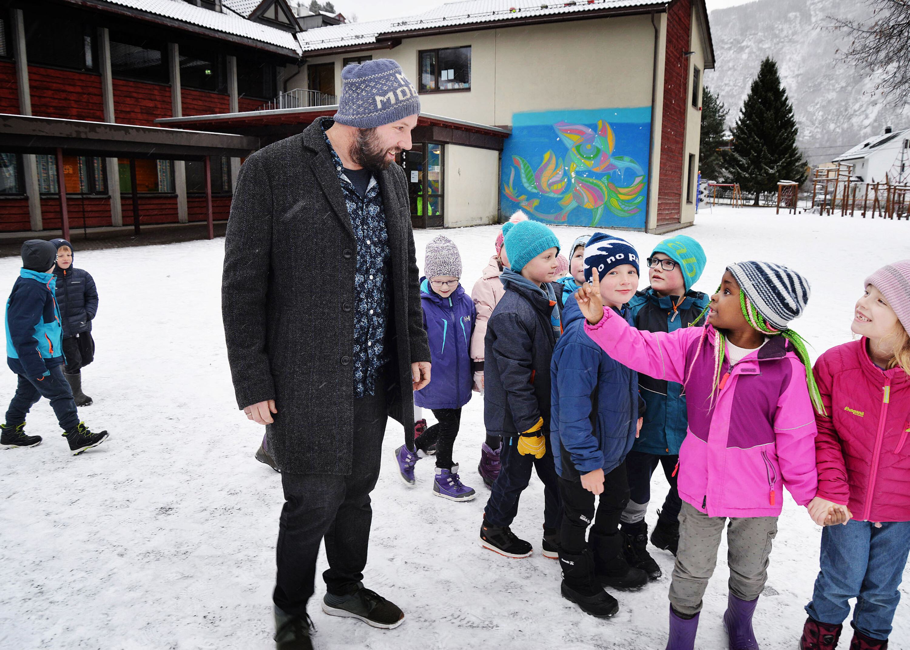 Rektor Bjarte Ramstad snakker litt om det å ha venner med førsteklassingene som skal på tur. På hodet har han tatt på seg lue med påskriften «mot mobbing». Foto: Oddrun Midtbø Rektor Bjarte Ramstad snakker litt om det å ha venner med førsteklassingene som skal på tur. På hodet har han tatt på seg lue med påskriften «mot mobbing». Foto: Oddrun Midtbø