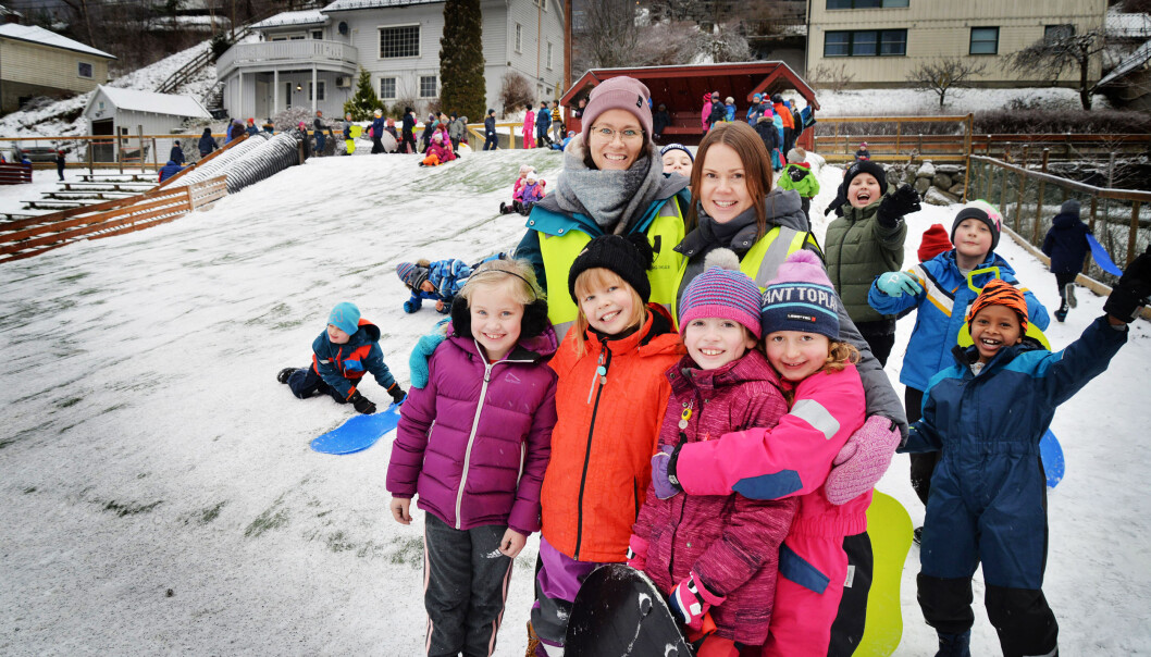 Hilde Nina Osen og Siri Nummedal er ute og aker sammen med elevene i friminuttet ved Trudvang skole. Foto: Oddrun Midtbø Hilde Nina Osen og Siri Nummedal er ute og aker sammen med elevene i friminuttet ved Trudvang skole. Foto: Oddrun Midtbø